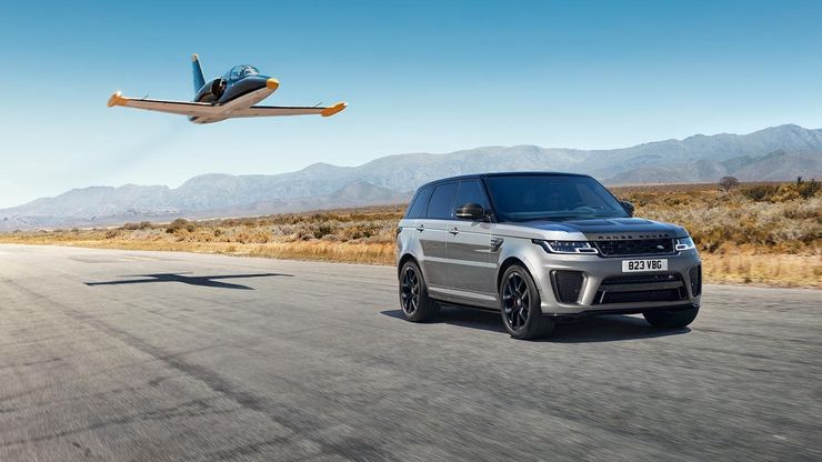 Лимитированная серия Range Rover Sport SVR с уникальным дизайном капота с отделкой из карбона в цвете Eiger Grey.