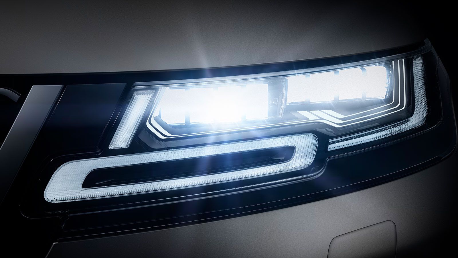 Матричные светодиодные фары с фирменными дневными ходовыми огнями.