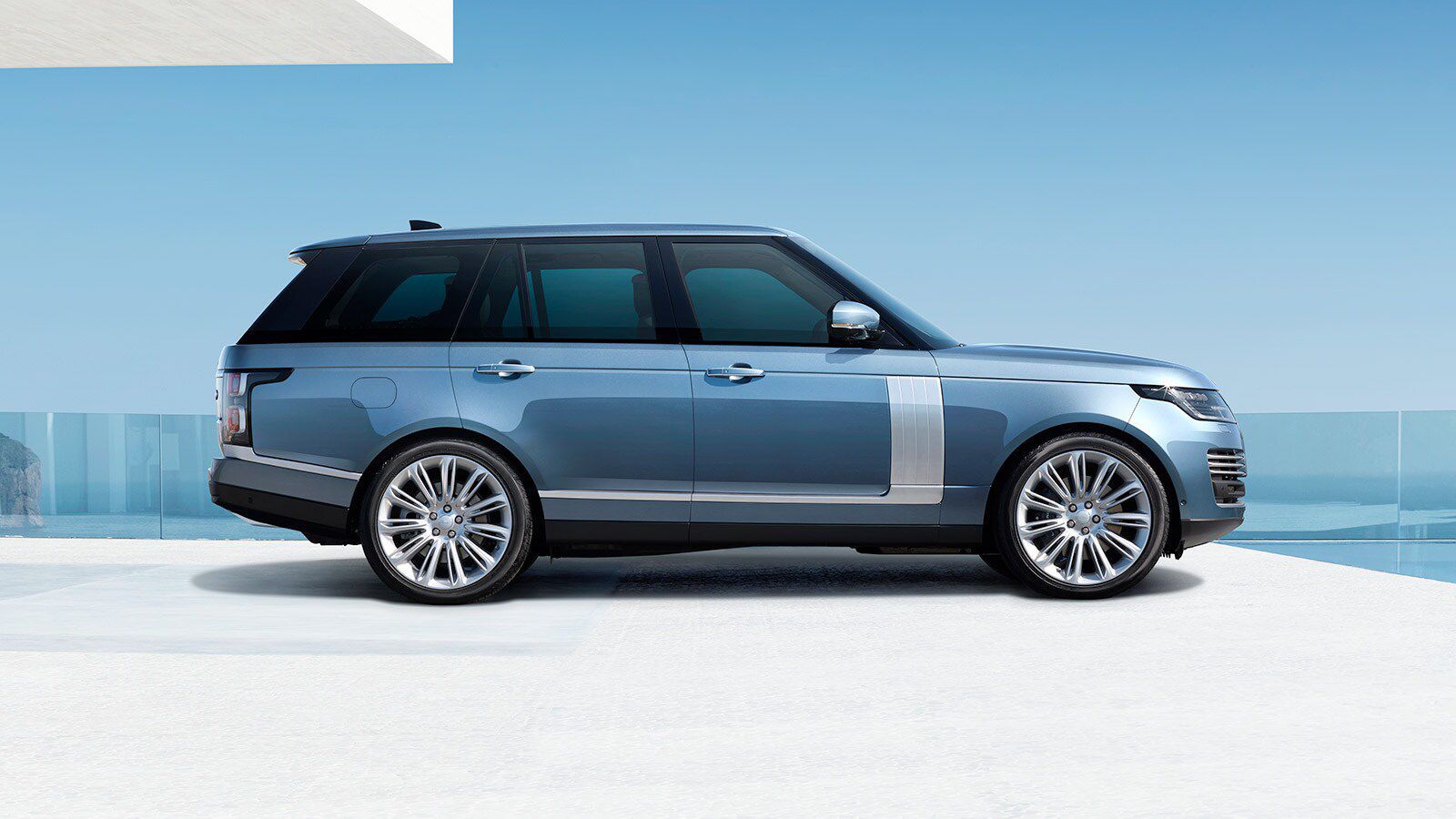 Автомобиль Range Rover Autobiography с 22-колесными 11-спицевыми колесными дисками Style 1046 с отделкой Gloss Silver.