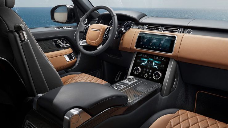 Автомобиль Range Rover SVAutobiography Dynamic с сиденьями с ромбовидной прострочкой.